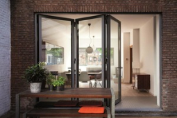 Алюминиевые двери гармошка в дом